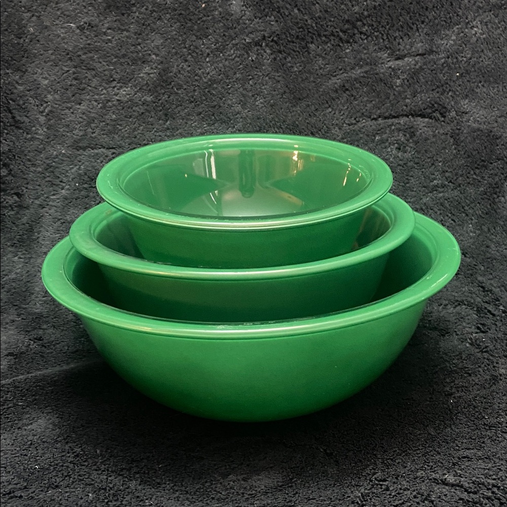 Vintage Pyrex Set of 3 Nesting Mixing Bowls 322 323 325 Green
Clear Bottom